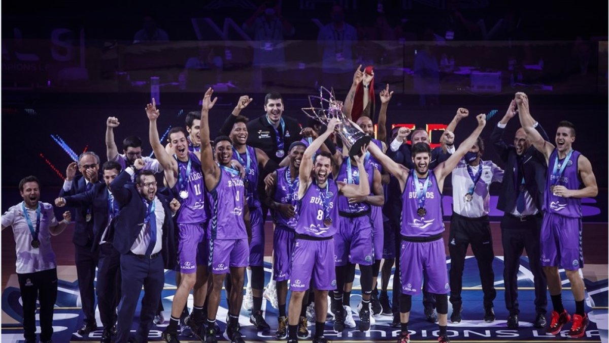 Benite alza la Copa de campeones. FIBA