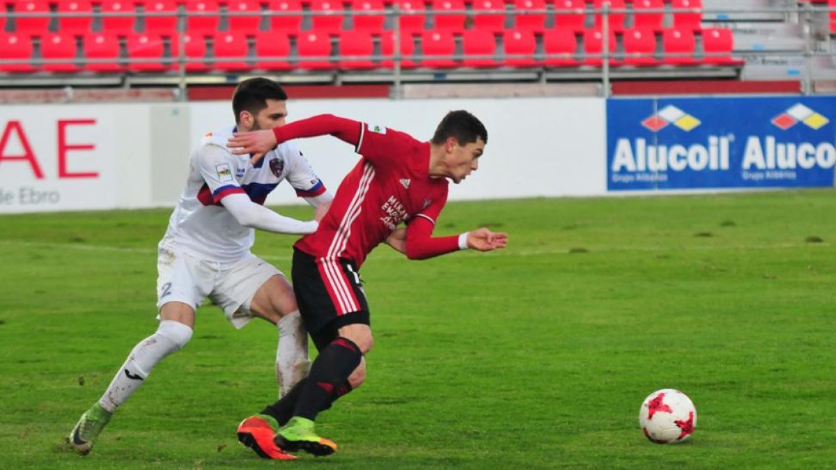 Yanis supera a un jugador del Leioa en un lance del partido disputado ayer en Anduva,-JOSÉ ESTEBAN EGURROLA