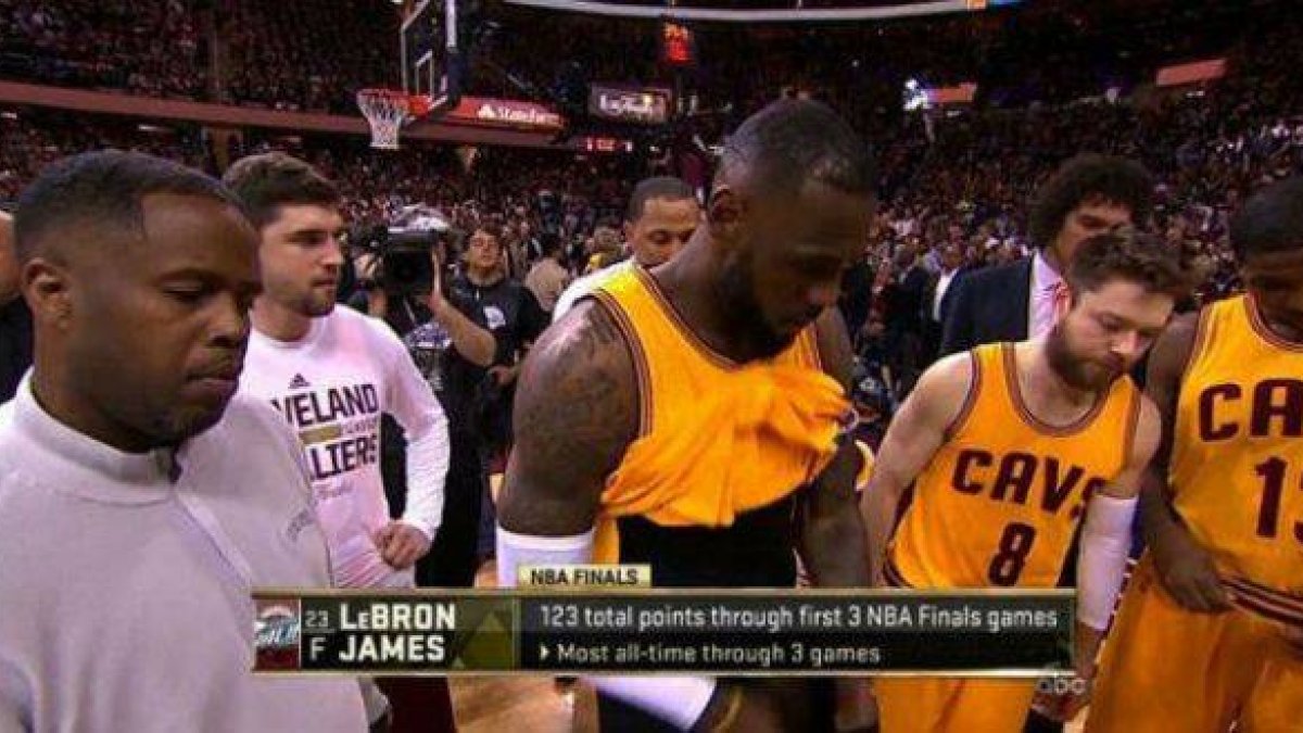 Momento en que las cámaras captan el desliz de Lebron James.-Foto: ABC