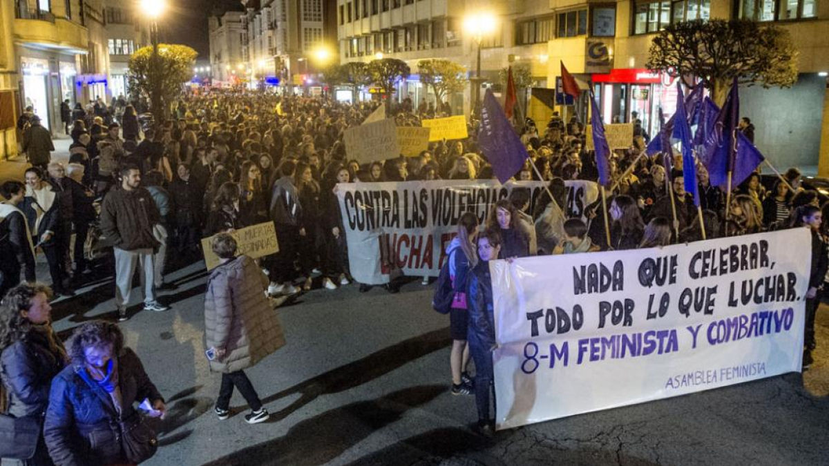 Más un millar de burgaleses se manifestó ayer para reivindicar la igualdad entre hombres y mujeres y contra la violencia machista.-ISRAEL L. MURILLO