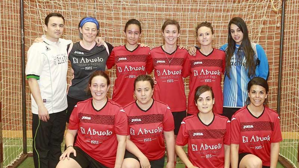 Plantilla del conjunto femenino de El Bar Abuelo que la pasada jornada venció por la mínima a la Peña El Monín.-RAÚL G. OCHOA