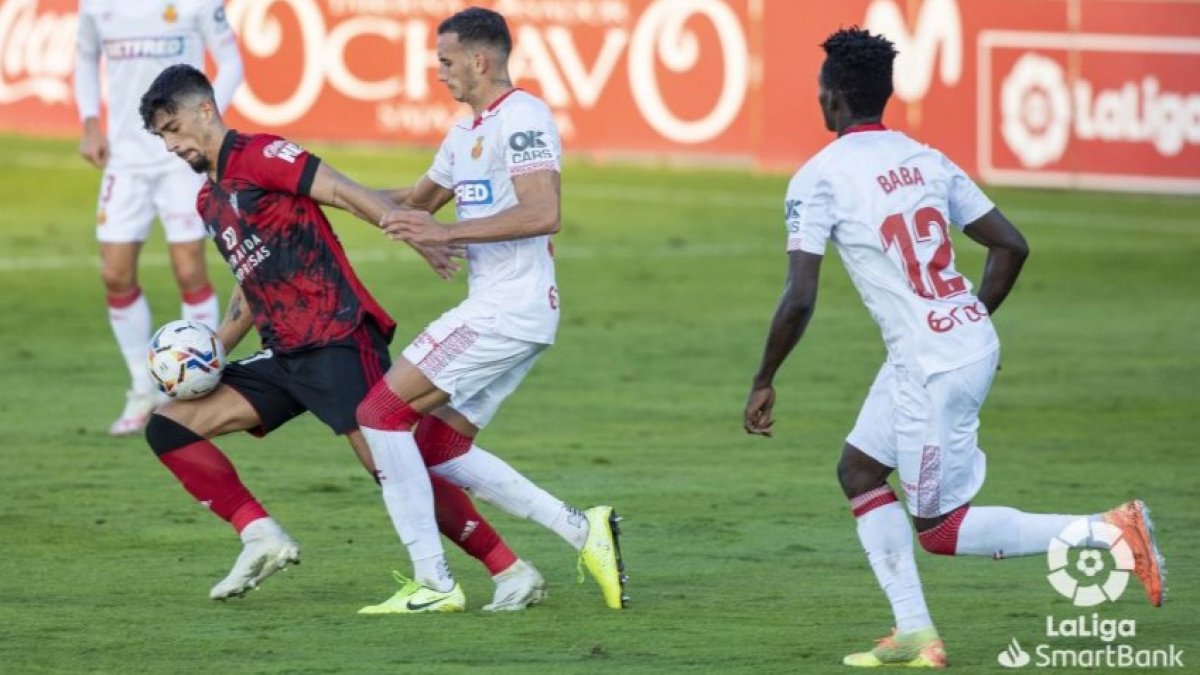 Schutte controla el balón. LALIGA