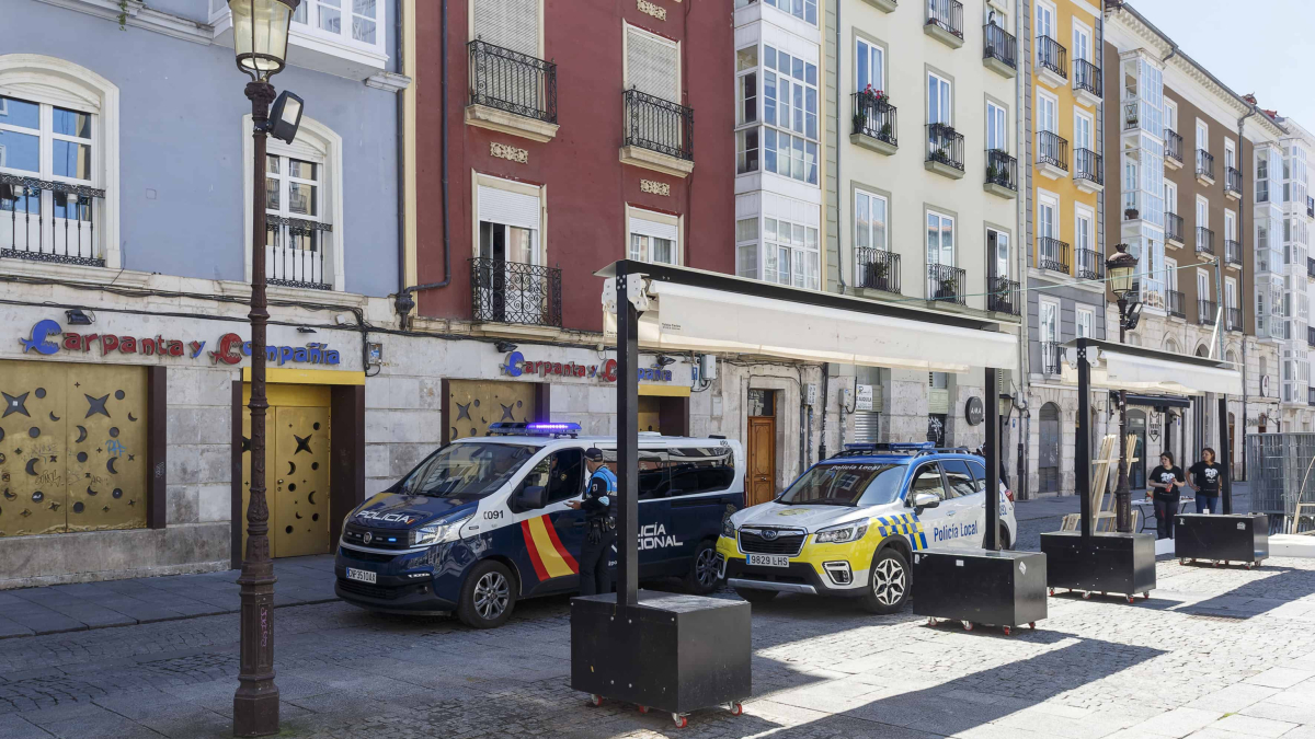 Policía Nacional y Policía Local recorren la plaza del Huerto del Rey. 