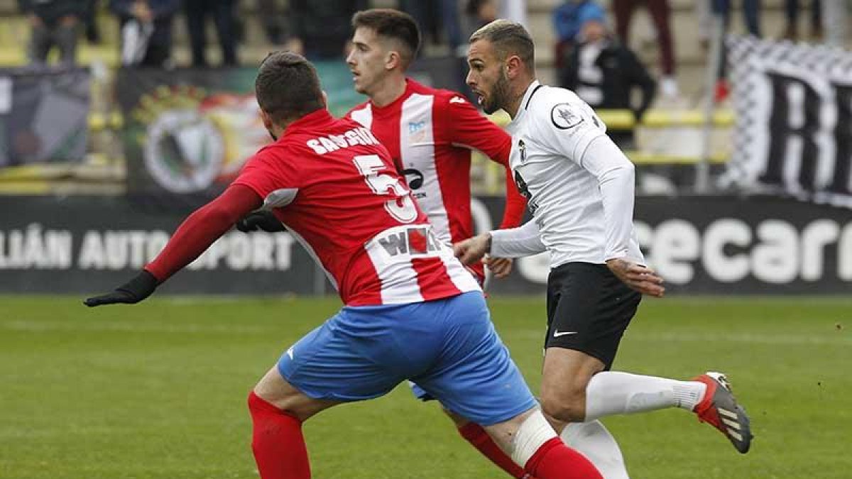 Elliot Gómez completó su mejor actuación como blanquinegro en el choque ante el Navalcarnero-Santi Otero