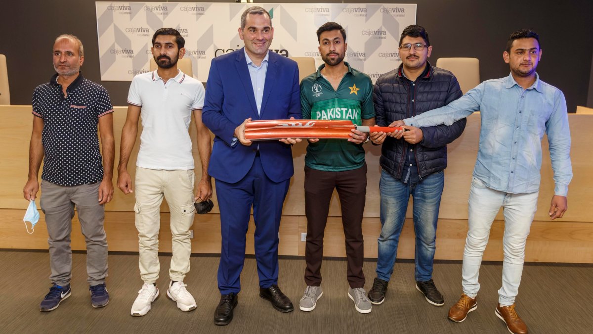 El concejal de Deportes,Leví Moreno, posa con los representantes del Burgos Cricket Burgos en CajaViva. SANT OTERO