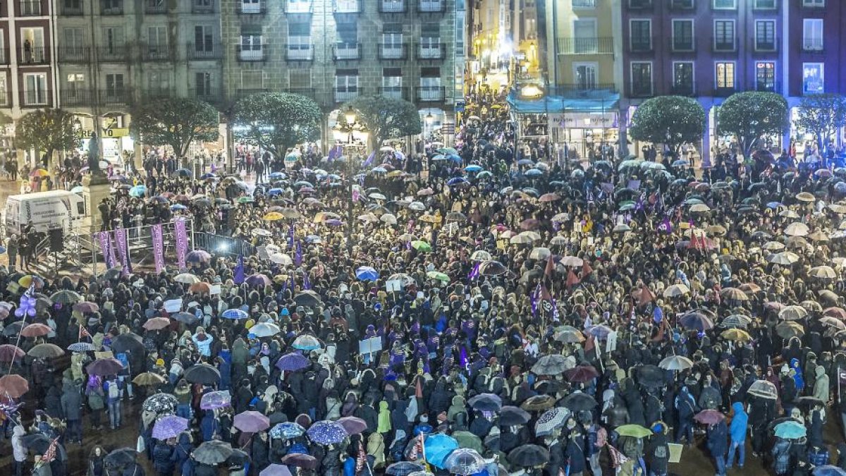 La protesta culminó en la plaza mayor, que estaba abarrotada mucho antes de que pudieran acceder los que iban a la cola de la manifestación.-ISRAEL L. MURILLO
