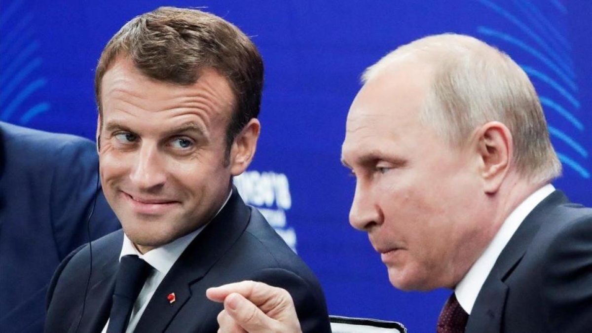 l presidente ruso, Vladimir Putin, junto al presidente francés, Emmanuel Macron, en San Petersburgo-DIMITRI LOVESKY