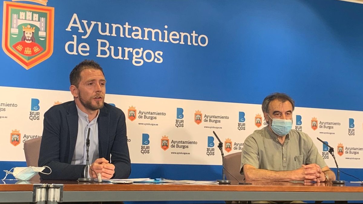 Josué Temiño y Javier Carlón, ayer, en la presentación del nuevo trabajo dedicado a los hongos. ECB