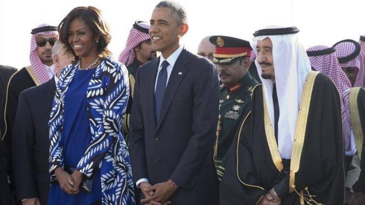 Michelle y Barack Obama, junto al flamante rey saudí, a su llegada a Riad, este martes.-Foto: AP / CAROLYN KASTER