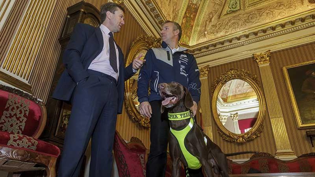 El alcalde, Javier Lacalle, conversa con Javier del Canto en presencia de uno de los perros que llevará a Canadá-Santi Otero