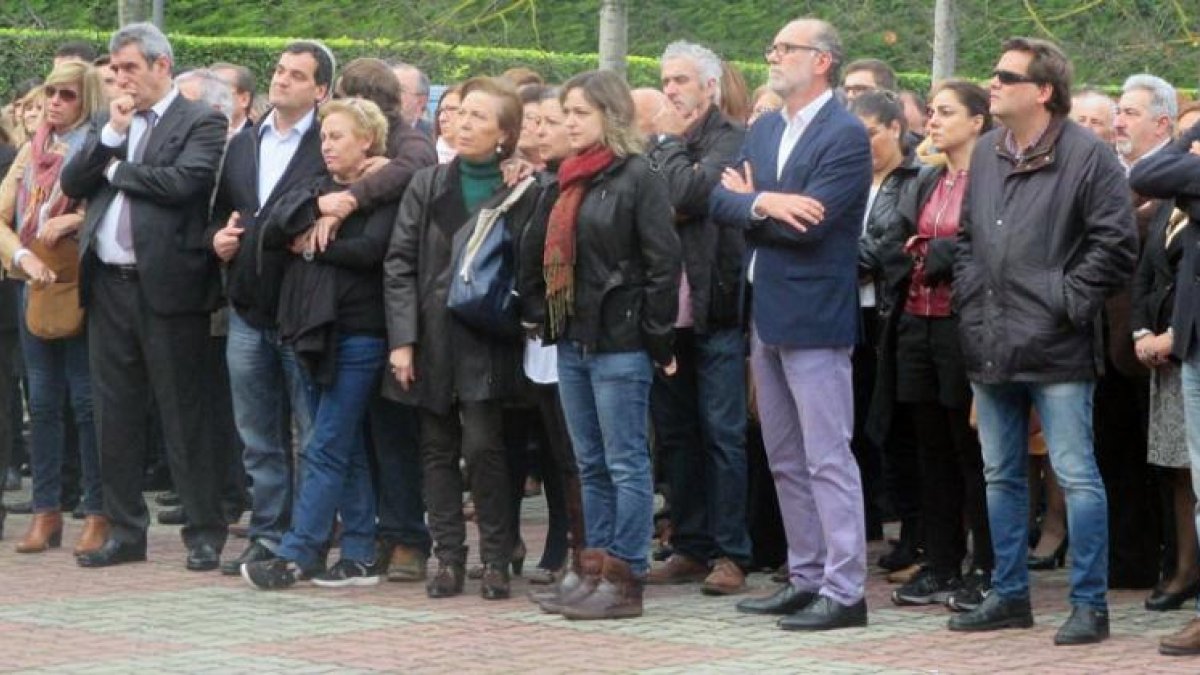Compañeros de Simón en el PSOE como Fernando Campo, Julio Villarrubia o José María Jiménez acudieron al funeral.-E.M.