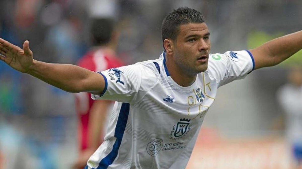 Aridane celebra un gol con el Tenerife-
