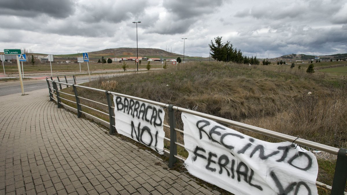 Pancartas contra las barracas en el entorno de Villatoro. TOMÁS ALONSO