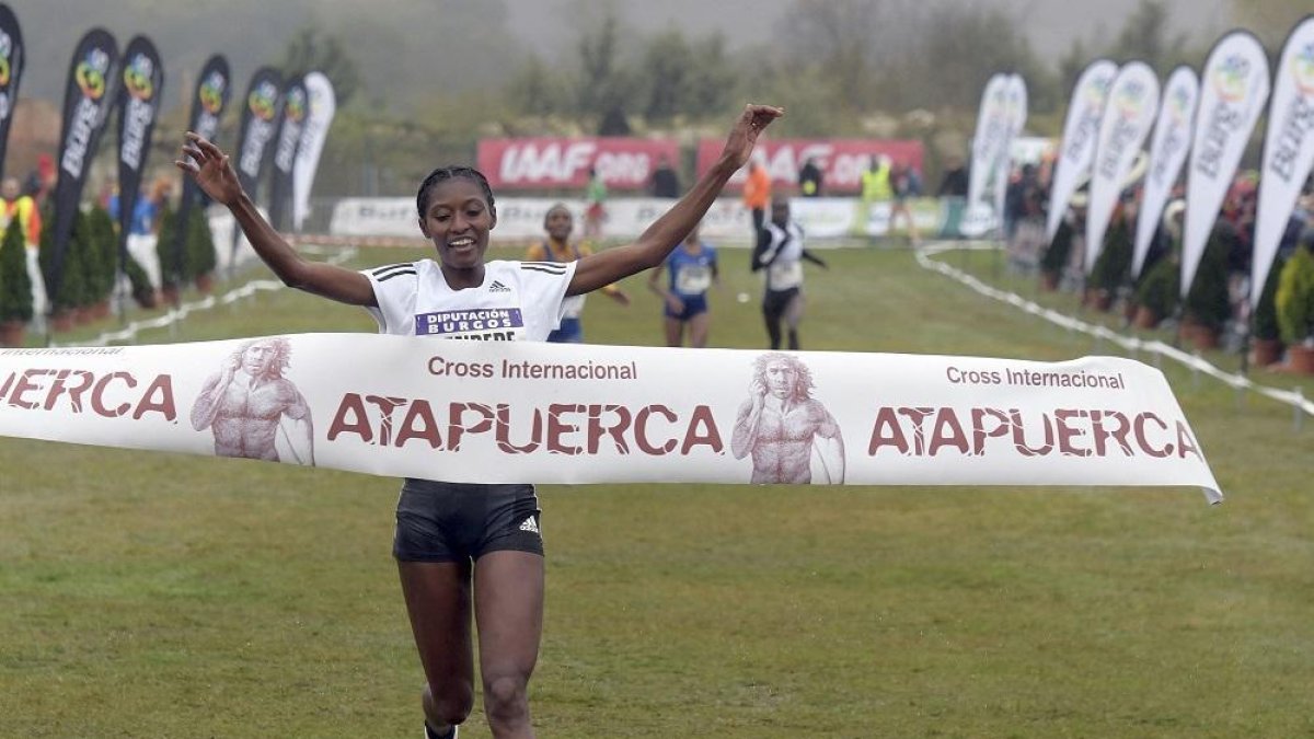 La etíope Senbere Teferi, vencedora en categoría femenina.-ICAL