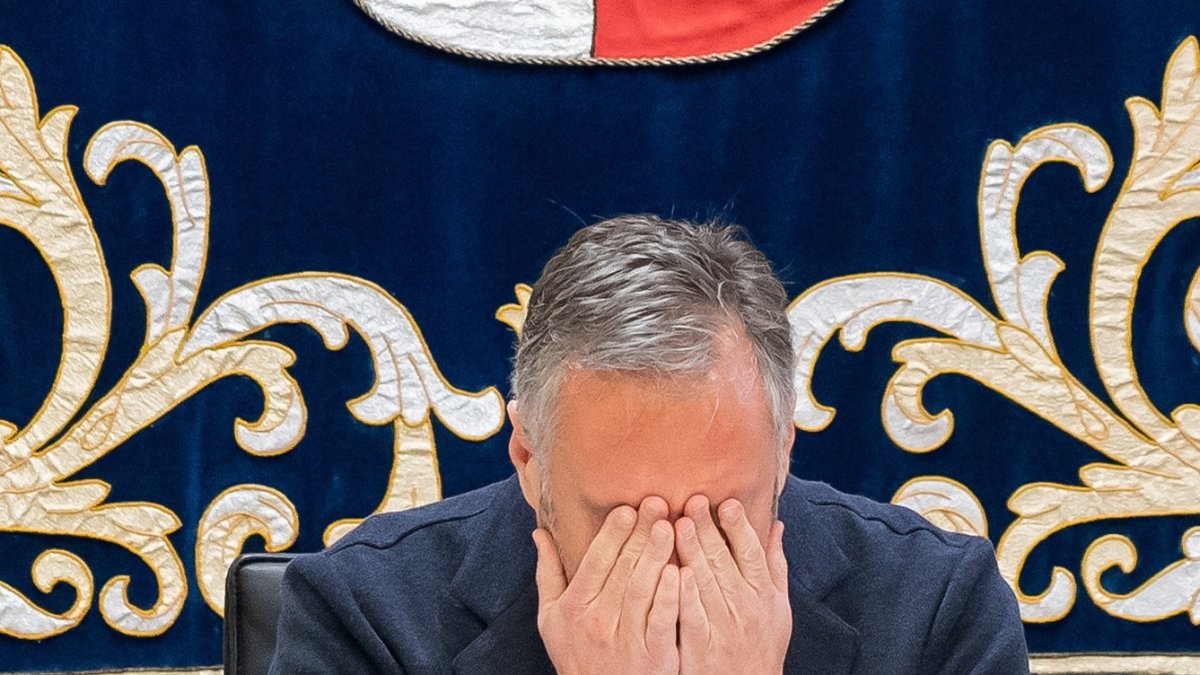 El presidente de las Cortes, Carlos Pollán, se tapa la cara durante la Junta de Portavoces.- ICAL