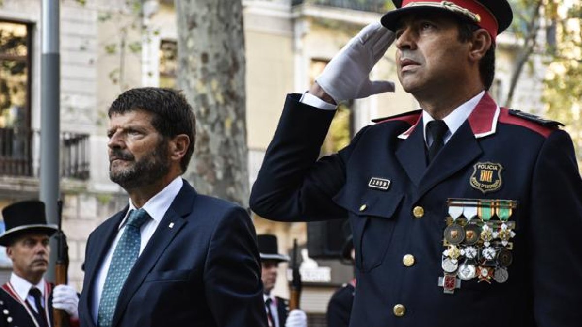 Albert Batlle (iz) al frente de la entrega floral de los Mossos d'Esquadra al monumento de Rafael Casanova.-NEUS NAVARRO