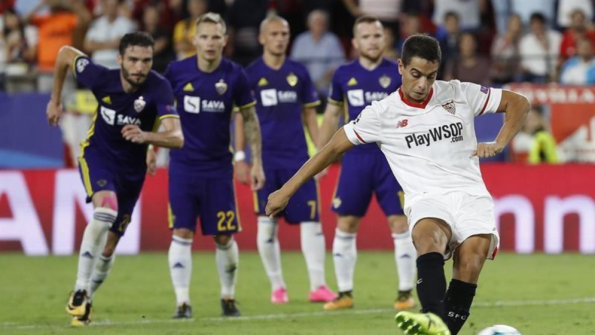 Ben Yedder (d) lanza el penalti que supone el tercer gol ante el Maribor.-EFE