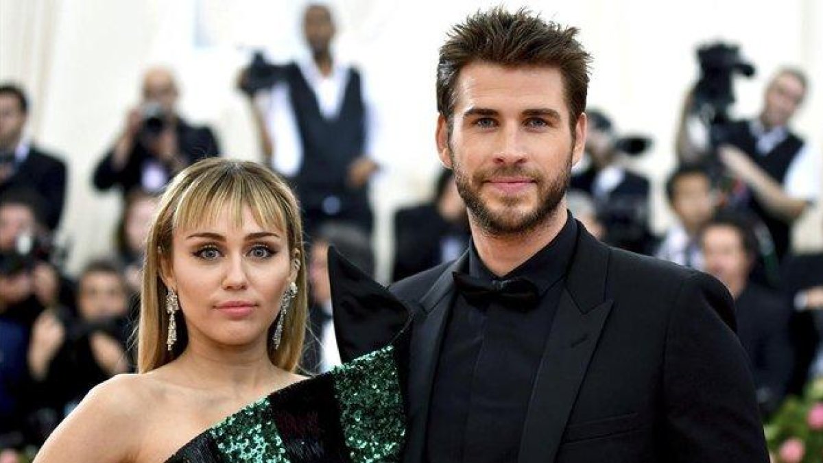Miley Cyrus y Liam Hemsworth posan en el ’photocall’ de la gala solidaria del Metropolitan Museum of Art s Costume, el pasado mayo en Nueva York.-
