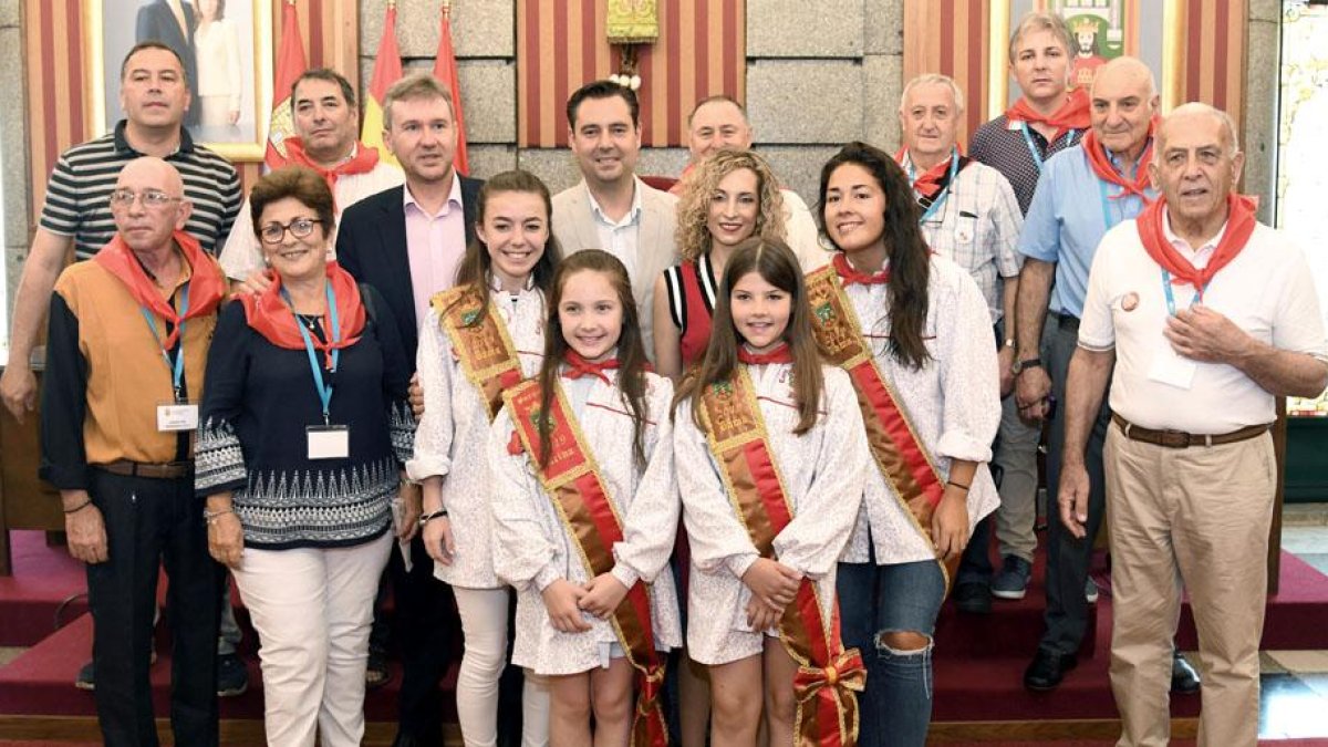 Parte de la Corporación Municipal y la Reina Infantil de las fiestas acompañada de su corte, recibieron a los participantes en el Salón de Plenos del Ayuntamiento.-SANTI OTERO