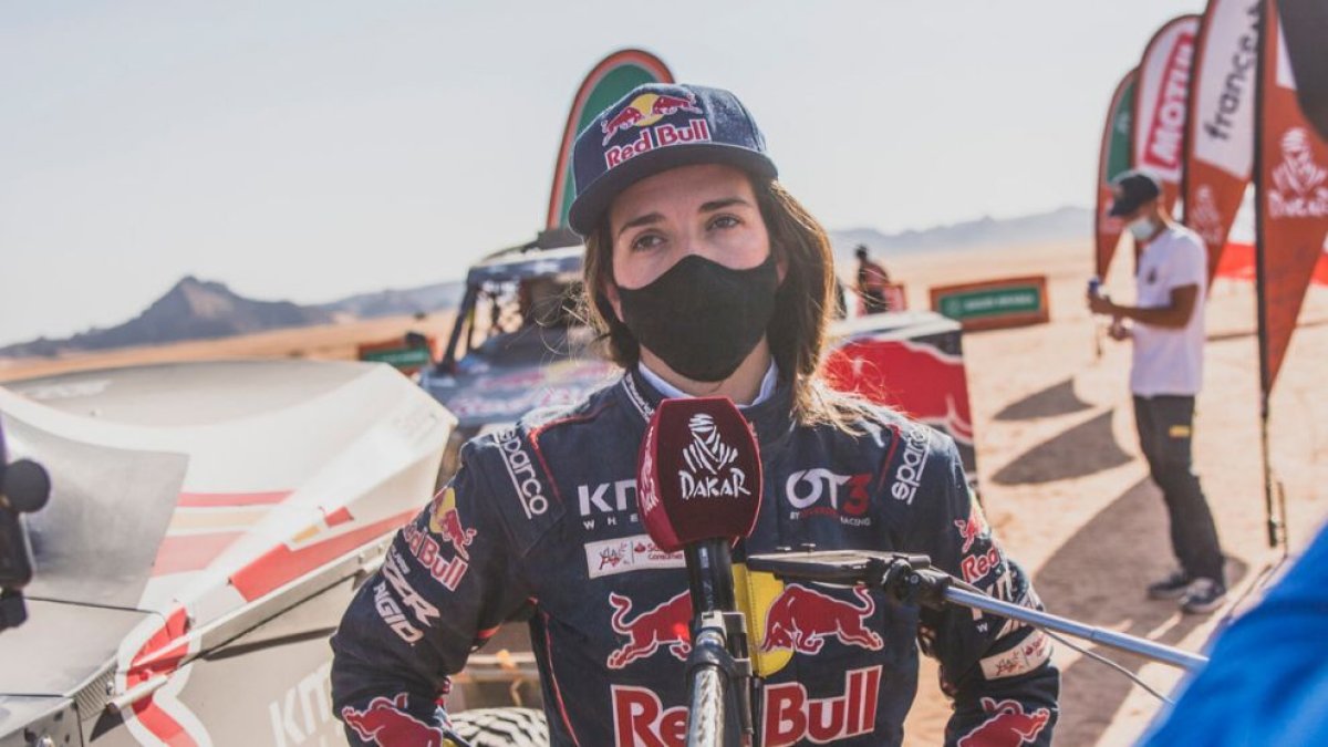 Cristina Gutiérrez atiende a los medios de comunicación tras el final de una etapa del Dakar. RED BULL OFF ROAD