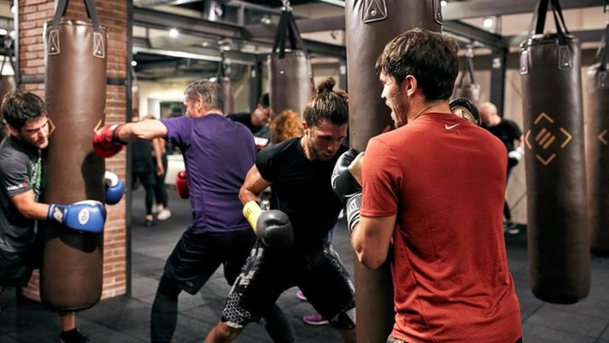Un grupo de personas haciendo boxeo.-EL PERIÓDICO