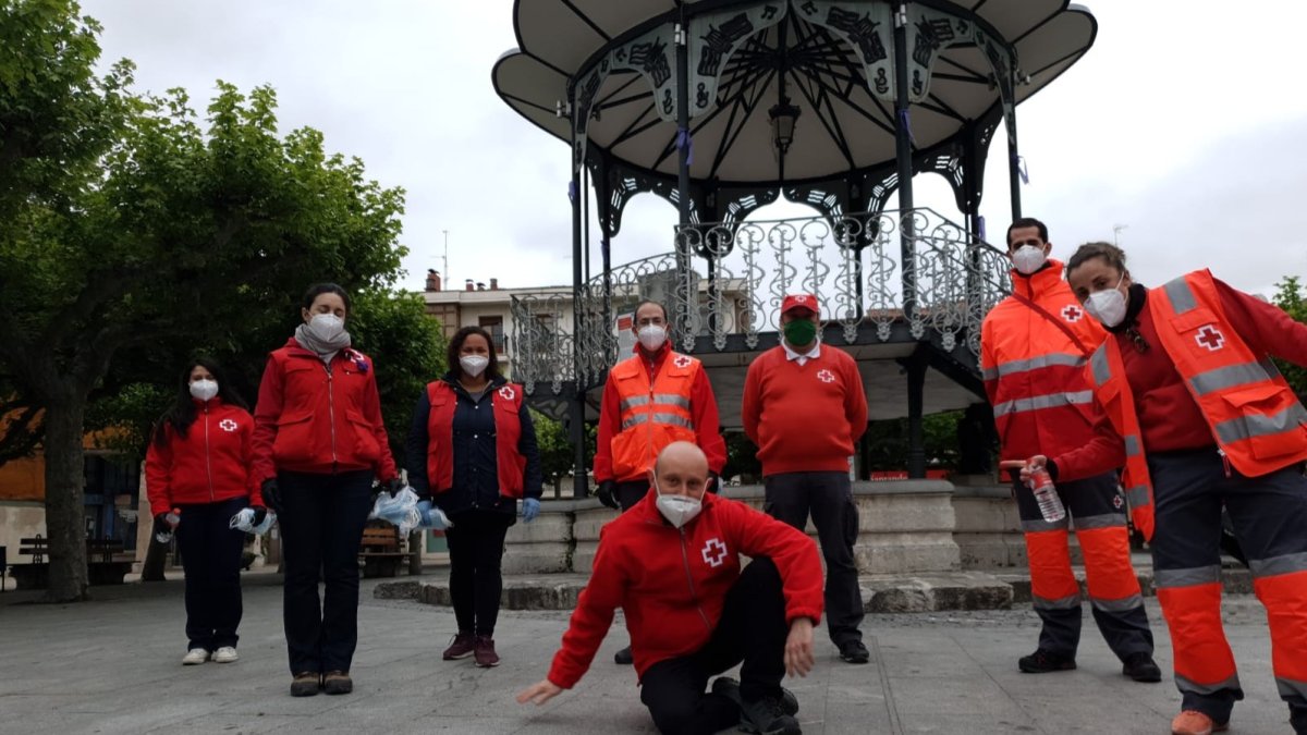 Voluntarios de Cruz Roja han repartido mascarillas en Briviesca este fin de semana.