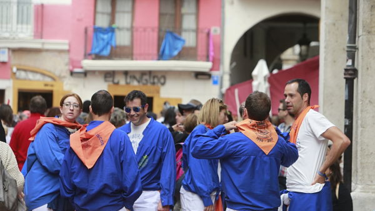 Imagen de archivo de un grupo de peñistas en la calle Sombrerería. R. G. O.