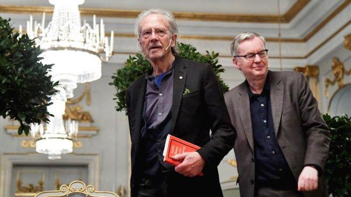El escritor Peter Handke (izquierda) junto al académico Anders Olson, durante la rueda de prensa en la Academia Sueca de Estocolmo-