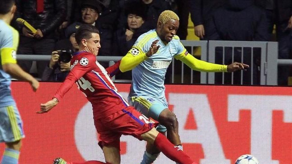 El central Giménez corta ante Kabananga en el partido disputado en el Astana Arena.-STANISLAS FILIPPOV / AFP