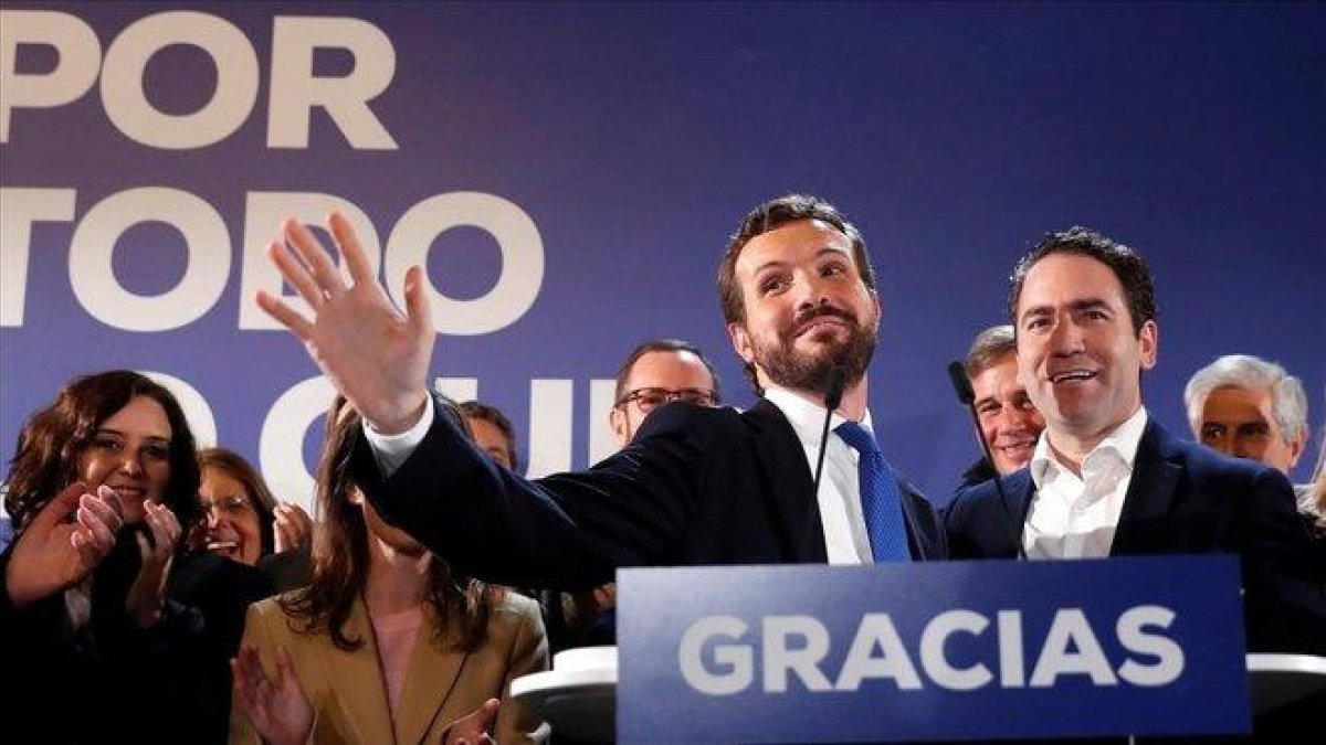 Pablo Casado saluda a los simpatizantes del PP, el domingo por la noche en el escenario que el partido colocó frente a la sede de Madrid.-EFE / CHEMA MOYA
