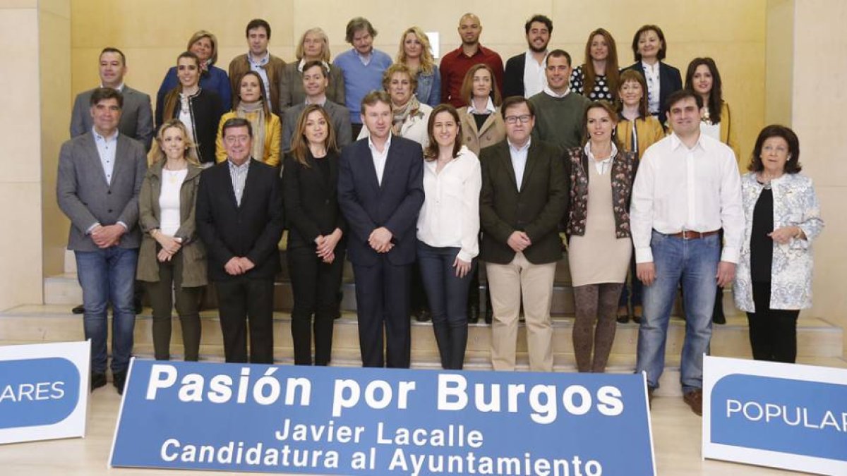 Foto de familia de los integrantes de la candidatura del PP al Ayuntamiento de Burgos.-RAÚL G. OCHOA