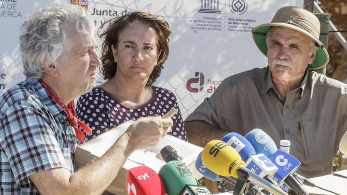 Juan Luis Arsuaga, Josefa García Cirac y Eudald Carbonell presentaron los resultados de la excavación.-SANTI OTERO