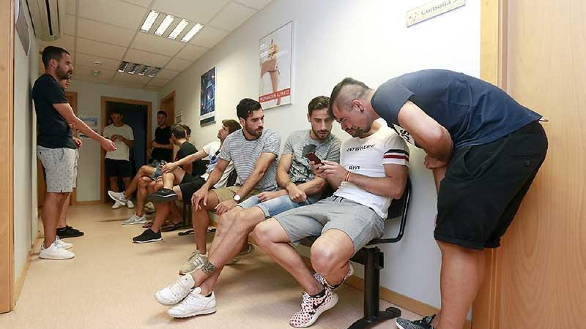 La plantilla pasó ayer el reconocimiento médico.-RAÚL G. OCHOA