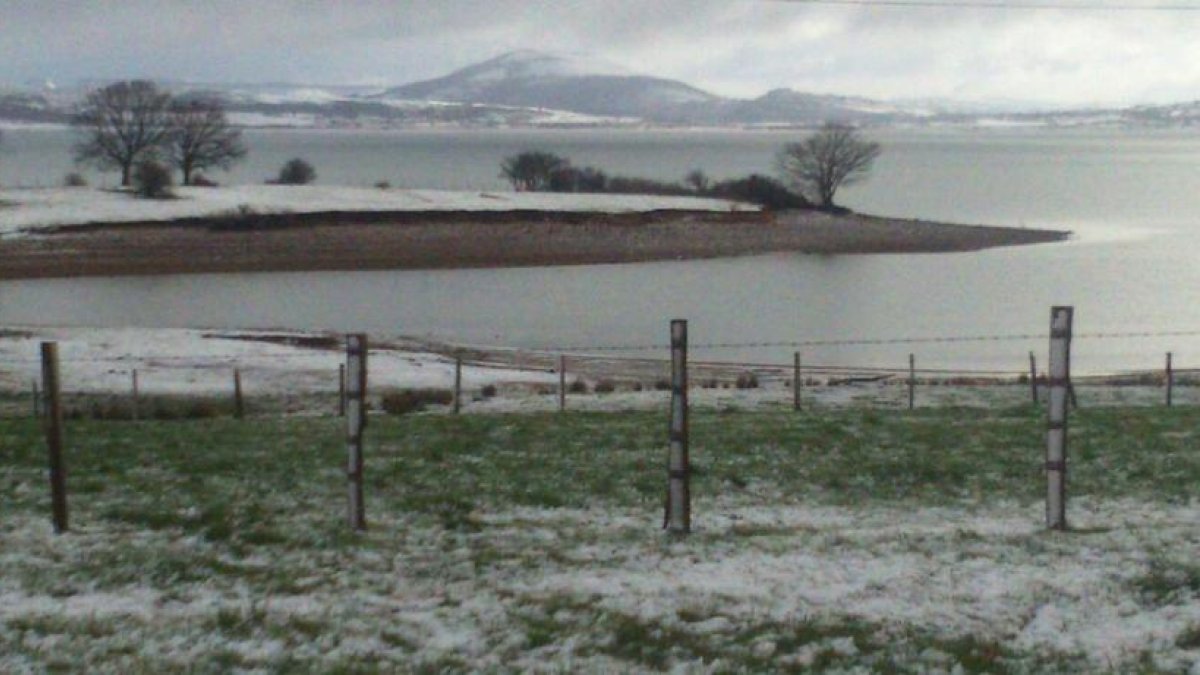 El pantano de Arija amaneció con una leve capa de nieve.-L.S.M.