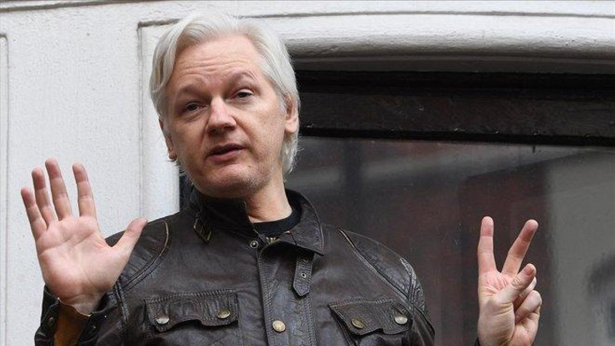 Julian Assange en la embajada de Ecuador en Londres.-EFE