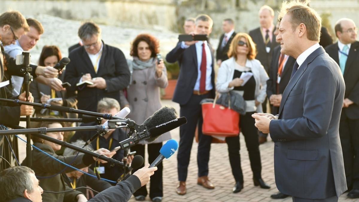 El presidente del Consejo Europeo, Donald Tusk, atiende a la prensa.-ANDREAS SOLARO
