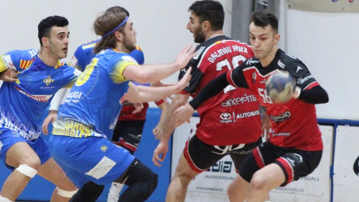 Da Silva mantiene la posesión ante la defensa del Sarrià. UBU SAN PABLO BURGOS