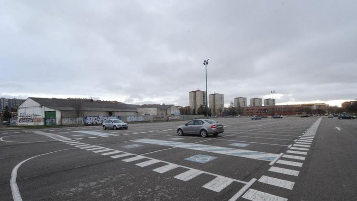 Aparcamiento disuasorio, junto a las Torres de Gamonal.