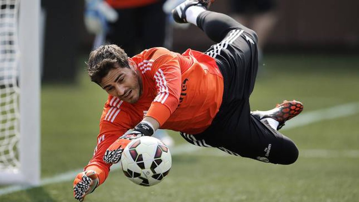 Iker Casillas, durante un entrenamiento del Madrid.-AP / PAUL SANCYA