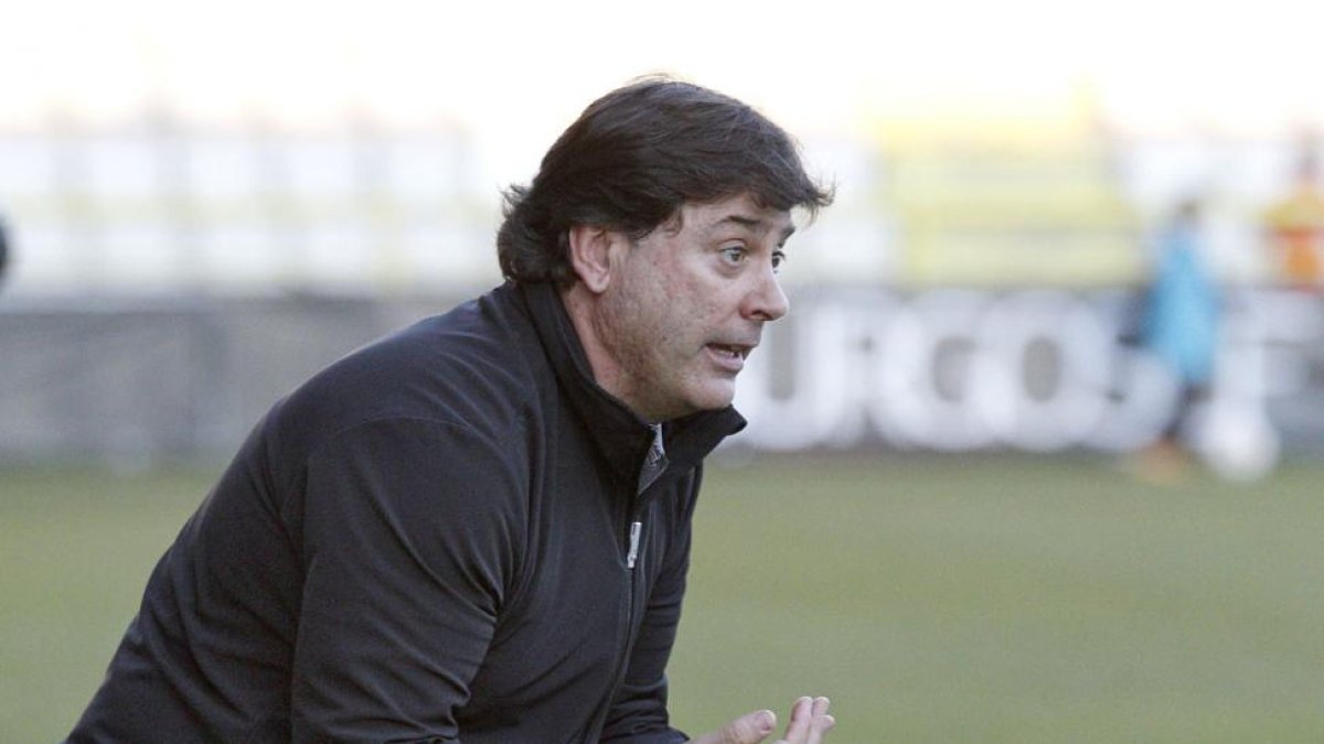 Alejandro Menéndez da instrucciones a los suyos durante el encuentro contra el Arenas.-SANTI OTERO