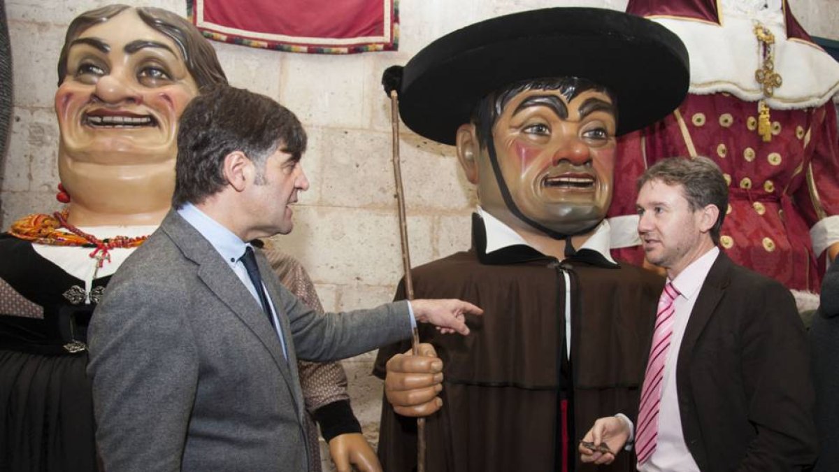 El alcade, Javier Lacalle y el concejal de Cultura, Fernando Gómez, conversan junto a los ilustres personajes.-ICAL