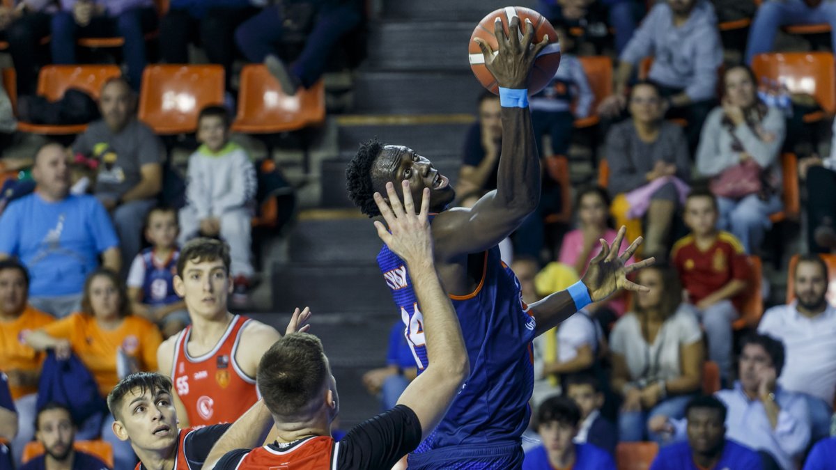 Thiam supera en el poste bajo al juego interior de Navarra en el primer partido de la temporada que terminó con victoria azulona por 30 puntos. ECB