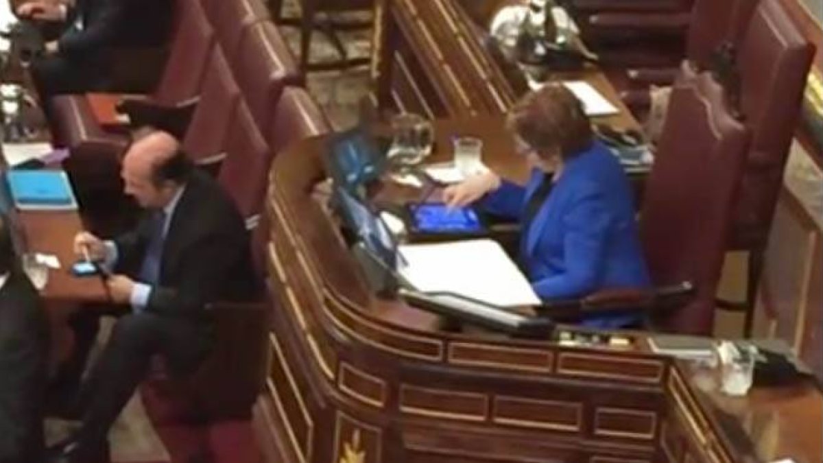 Celia Villalobos juega al Candy Crash Saga mientras habla Rajoy-Foto: YOUTUBE/ LA MAREA