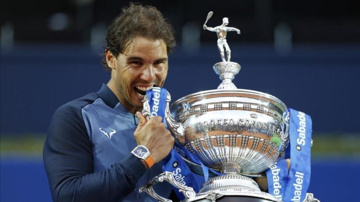 Nadal levanta el trofeo de Barcelona.-AP / MANU FERNÁNDEZ
