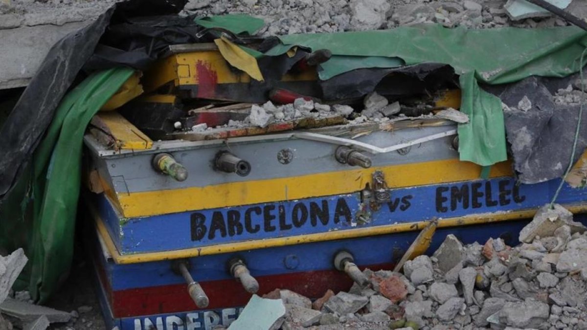 Futbolín cubierto por los escombros en un hogar destruido en Pedernales (Ecuador), en una imagen del 20 de abril.-AP / DOLORES OCHOA