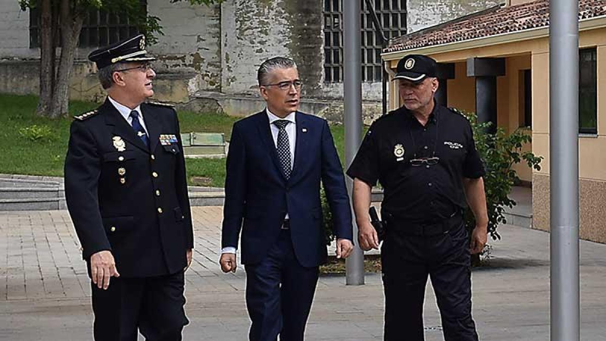 El subdelegado de Gobierno en Burgos durante su visita (centro)-L. V.