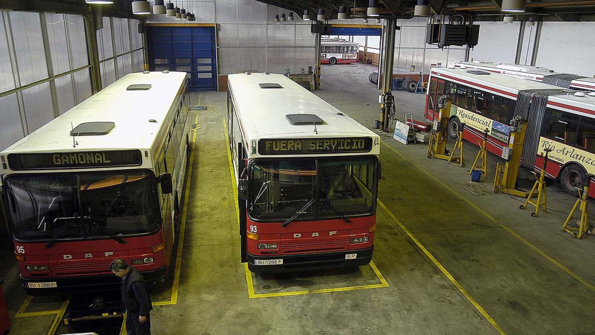 Las cocheras de los autobuses municipales se encuentran en la carretera de Poza. ECB