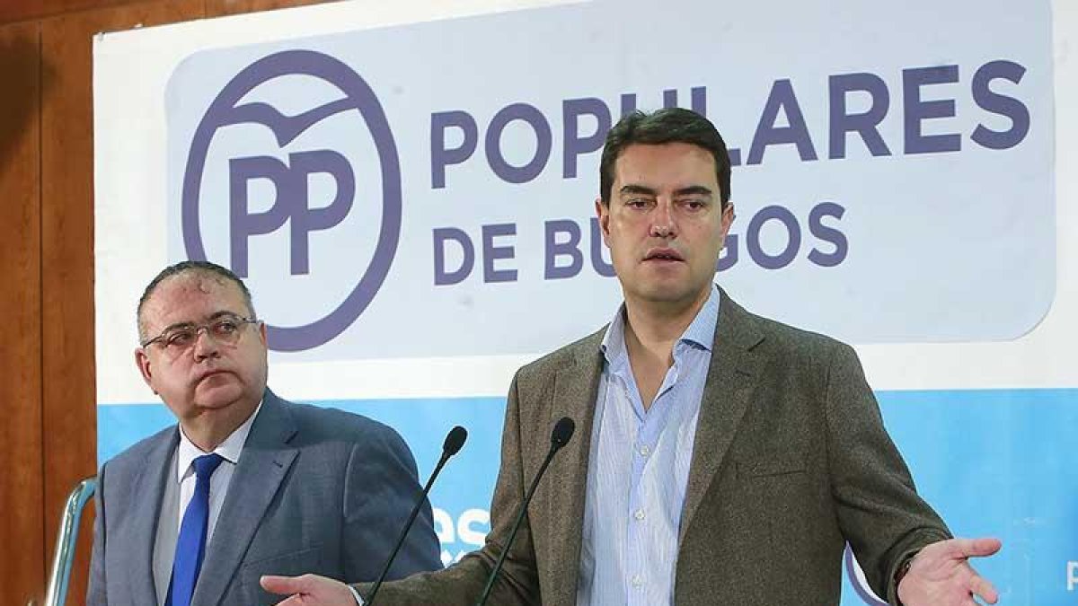 Ángel Ibáñez y Alejandro Vázquez, durante la comparecencia.-RAÚL G. OCHOA