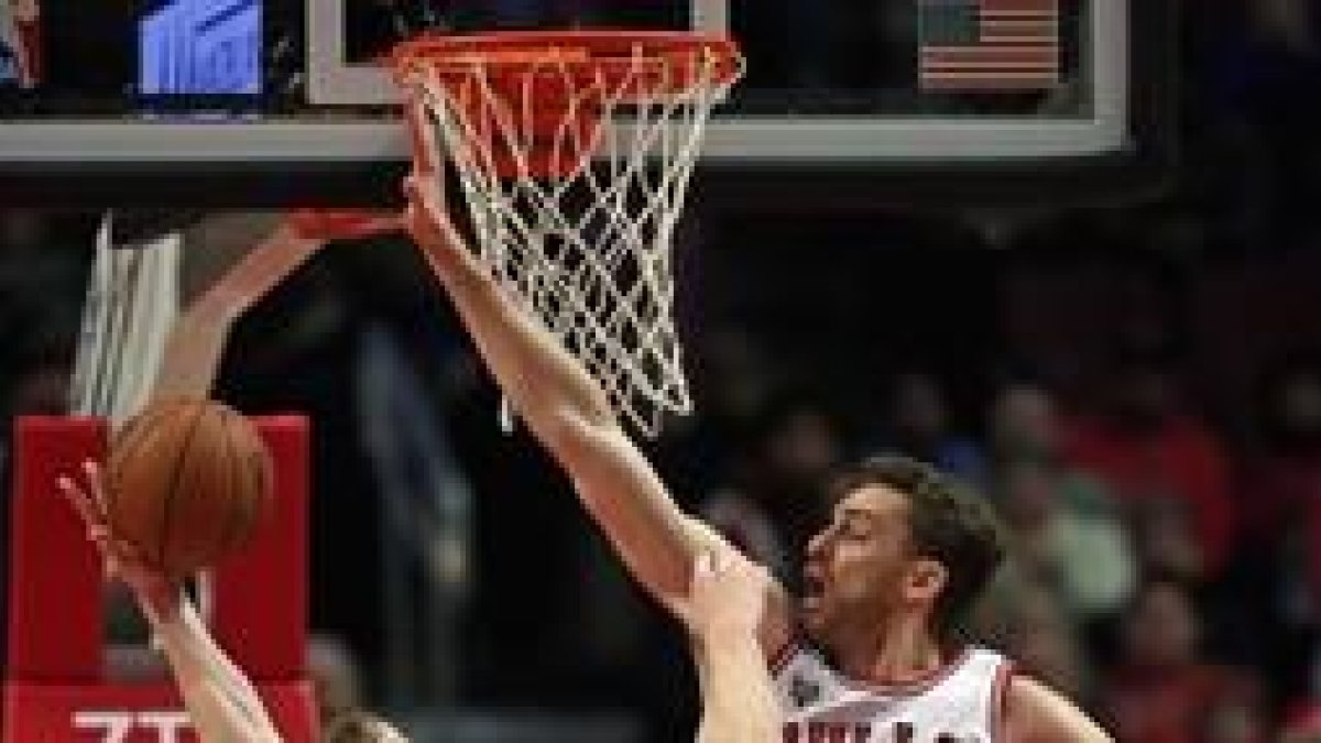 Pau Gasol cumple los 1.000 partidos en la NBA AFP / JONATHAN DANIEL Pau Gasol con el dorsal número 16 placa a Cody Zeller de los Charlotte Hornets.-AFP