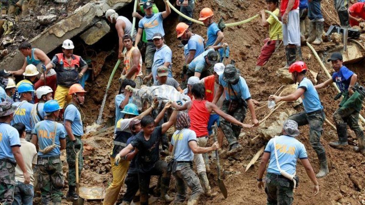 Equipos de socorristas sacan de la mina el cadáver de uno de los mineros víctimas del tifón Mangkhut.-REUTERS / HARLINGTON PALANGCHAO